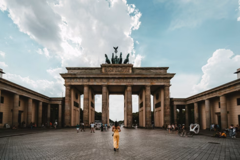 Auf der Stadtführung über die Altstadt in Berlin ist das Brandenburger Tor auf dem Pariser Platz zu sehen.